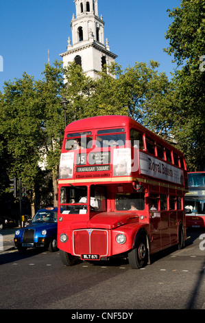 Un Routemaster bus sur heritage route 15 traverse St Clement Danes église centrale de la Royal Air Force dans le Strand Banque D'Images