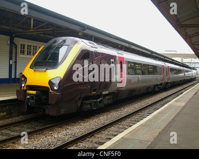 La classe Bombardier 221 n° 221141 Super Voyager à Newton Abbot. Banque D'Images