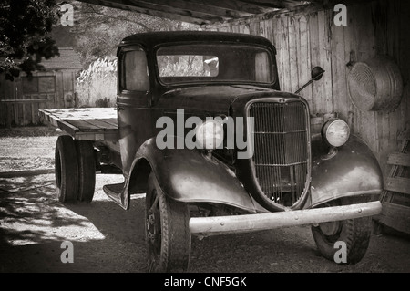 Camion American Vintage année 1930, sur une grange de l'Utah, USA - noir et blanc photo Banque D'Images