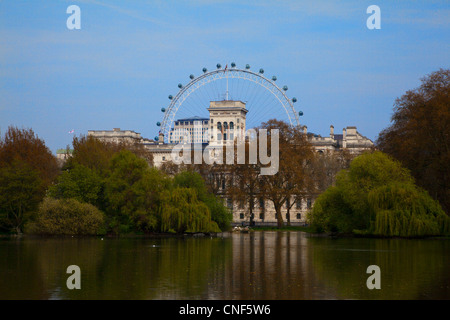 St James's Park, Londres, montrant Horse Guards et le London Eye Banque D'Images