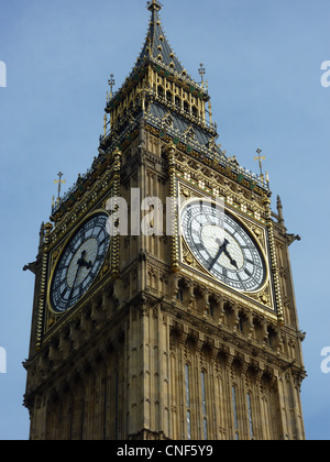 Partie supérieure de la tour de l'horloge du Palais de Westminster, Londres, contre le ciel bleu Banque D'Images