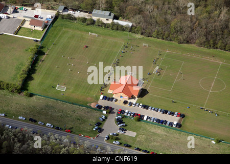 Vue aérienne du football du dimanche matin au Tibs Football Club, Thornemorby, Stockton on Tees Banque D'Images