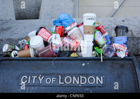 Une corbeille débordante dans la ville de Londres, en Angleterre. Banque D'Images