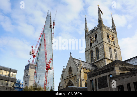 Un disque de verre' 'contrastant avec la cathédrale de Southwark. Londres. L'Angleterre. Banque D'Images