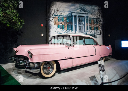 Elvis Presley's home and museum Graceland, car museum avec Elvis 1956 Cadillac Eldorado Banque D'Images