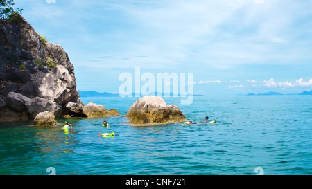 Les gens de la plongée avec tuba dans la mer d'Andaman, en Thaïlande, au jour ensoleillé Banque D'Images