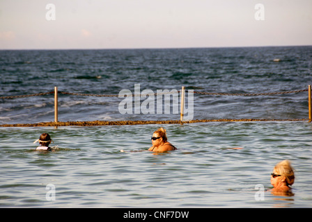 Piscine d'eau de mer créé par marée montante, Cronulla au sud de Sydney , Australie Banque D'Images