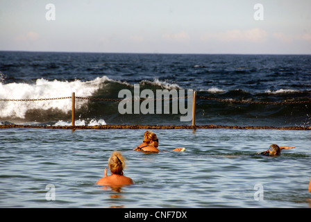 Piscine d'eau de mer créé par marée montante, Cronulla au sud de Sydney , Australie Banque D'Images