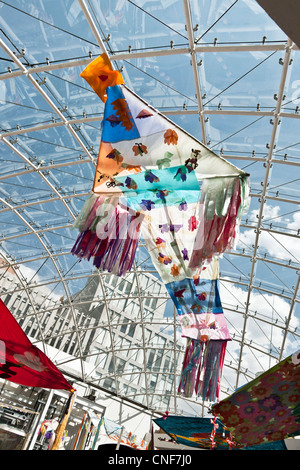 Fantaisie colorée élégante kite kites Afficher Afficher sous verrière dans la cour de Museo de Arte Popular Mexico City Banque D'Images