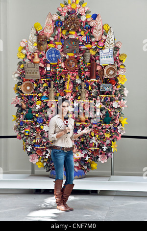 Jolie journaliste de la télévision mexicaine se tient dans la cour du Musée d'art populaire en face de l'arbre de vie à partir de la collection de secours Banque D'Images