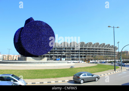 Nouveau stade et La Dama Ibérica (la Dame Ibérique) sculpture de l'artiste Manolo Valdés, Valence, Espagne. Banque D'Images