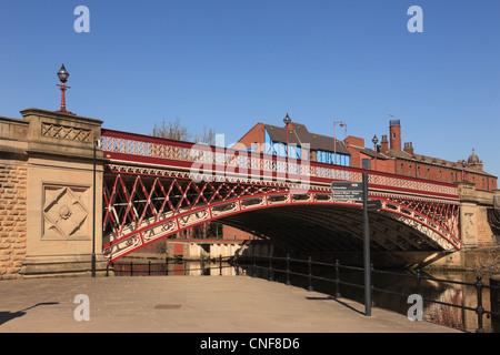 Crown Point traversée de pont sur la rivière Aire à partir de la promenade dans la région de Leeds, West Yorkshire, England, UK Banque D'Images