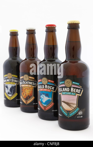 4 bouteilles de différentes variétés du Shetland Ale bières locales spécialiste de Valhalla Brewery à Unst sur fond blanc Banque D'Images