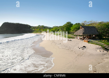 Madera beach près de San Juan del Sur Nicaragua océan pacifique personnes le bain de soleil sur la plage de sable blanc aux beaux jours ciel bleu Banque D'Images