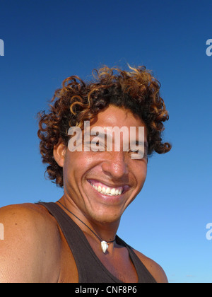 Happy handsome young man smiling beau portrait close up journée ensoleillée, ciel bleu MR Banque D'Images