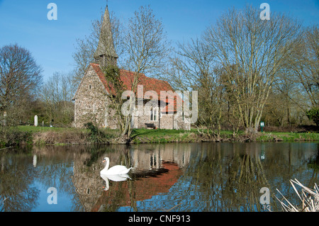 Église Ulting à proximité de River Chelmer, sur une magnifique journée d'été avec swan Banque D'Images