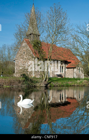 Église ulting à proximité de river chelmer, sur une magnifique journée d'été avec swan Banque D'Images