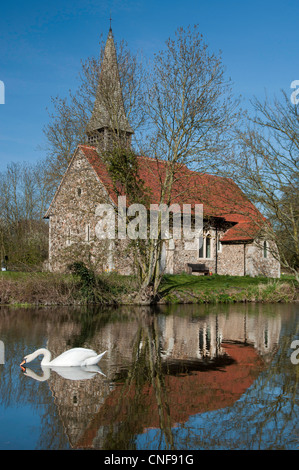 Église ulting à proximité de river chelmer, sur une magnifique journée d'été avec potable swan Banque D'Images