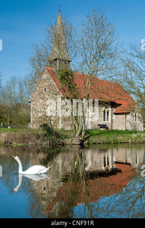 Église Ulting à proximité de River Chelmer, sur une magnifique journée d'été avec grande portée vers le haut du cou de cygne Banque D'Images