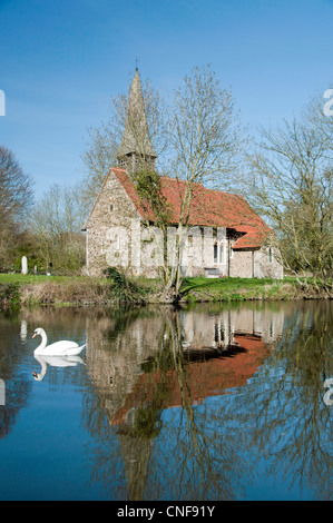 Église Ulting à proximité de River Chelmer, sur une magnifique journée d'été avec swan Banque D'Images