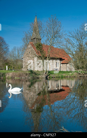 Église Ulting à proximité de River Chelmer, sur une magnifique journée d'été avec swan Banque D'Images