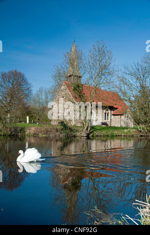 Église Ulting à proximité de River Chelmer, sur une magnifique journée d'été avec swan Banque D'Images