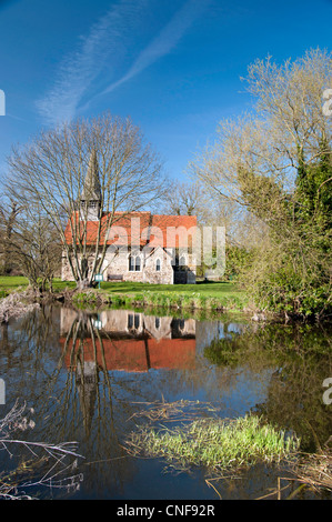 Église Ulting à proximité de River Chelmer, sur une magnifique journée d'été avec swan Banque D'Images