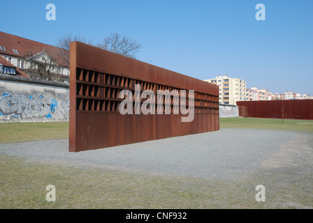 La fenêtre du souvenir au Mémorial du Mur de Berlin, Berlin, Allemagne. Banque D'Images