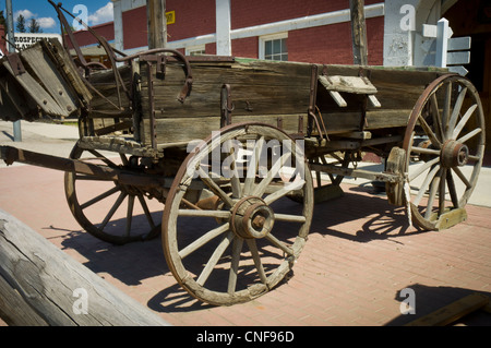 Vieux cheval wagon sur l'affichage dans la rue de pays rural du Montana, USA Banque D'Images