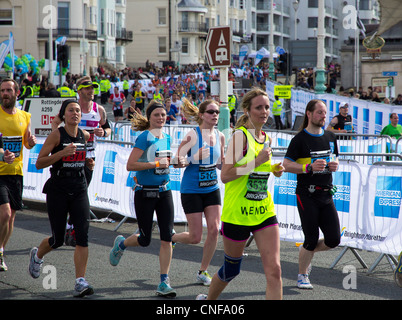 Les coureurs dans le Marathon 2012 Brighton Banque D'Images