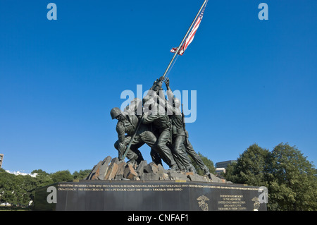 Iwo Jima Memorial dédié à l'US Marines sculpté par Felix de Weldon, situé près de cimetière d'Arlington, au delà du Potomac Banque D'Images