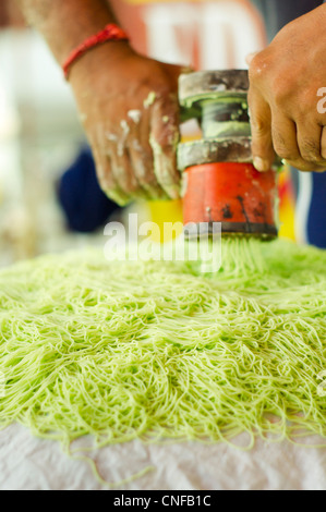 Iddiyappam ou putu mayam, est un plat de Tamouls. Il est populaire dans le sud de l'Inde, le Sri Lanka, la Malaisie, l'Indonésie et Singapour. Banque D'Images