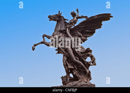 Pegasus sculpture par Agustin Querol en face du Palacio de Bellas Artes (Palais des Beaux-Arts) à Mexico City, Mexique Banque D'Images