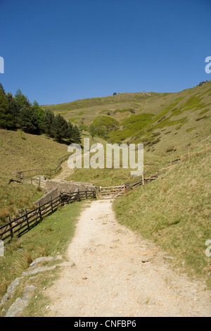 À la recherche d'échelle à partir du Jacobs Pennine Way sur le bord de Kinder scout dans le Peak District, dans le Derbyshire Banque D'Images