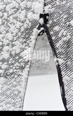 Zip gelé et entrée au trampoline avec filet couvert de neige dure Banque D'Images