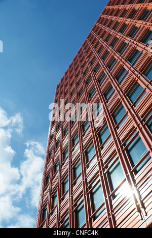 L'architecture moderne et les bâtiments contre un ciel bleu Banque D'Images