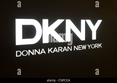 Un tir sur le signe de DKNY magasin. Banque D'Images