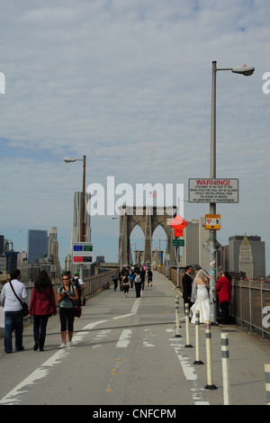 Portrait people walking, marié mariée cérémonie de mariage, mi-portée towers Manhattan, pont de Brooklyn, NY pour piétons Banque D'Images