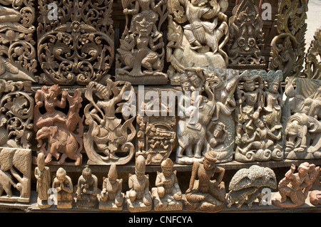 Les sculptures en bois. Souvenirs birman à vendre à Mandalay Banque D'Images