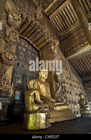 Statue de Bouddha à Shwenandaw Kyaung à Mandalay, Birmanie. Monastère en teck. Myanmar Banque D'Images