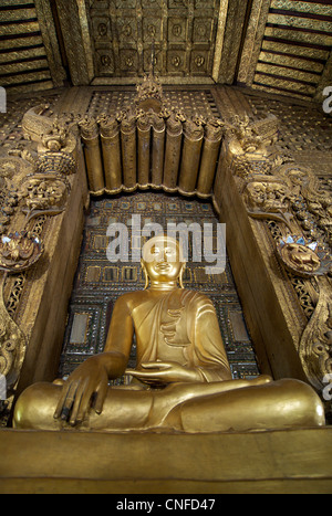 Statue de Bouddha à Shwenandaw Kyaung à Mandalay, Birmanie. Monastère en teck. Myanmar Banque D'Images