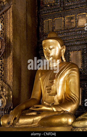 Statue de Bouddha à Shwenandaw Kyaung à Mandalay, Birmanie. Monastère en teck. Myanmar Banque D'Images