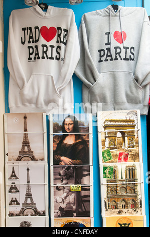 Une boutique avec quelques souvenirs et tshirts à Montmartre Banque D'Images