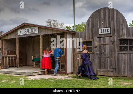 Spectacle touristique Gunfight à Burnett, Texas, une caractéristique de l'Austin Steam train Association tours et tours de chemin de fer. Banque D'Images