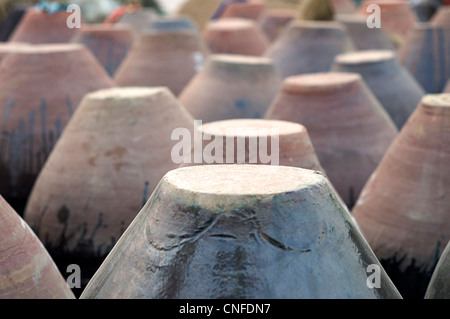 Sélection de pots en céramique Birman. Mandalay, Birmanie Banque D'Images