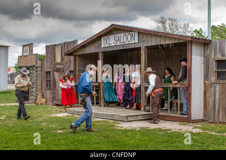 Spectacle touristique Gunfight à Burnett, Texas, une caractéristique de l'Austin Steam train Association tours et tours de chemin de fer. Banque D'Images