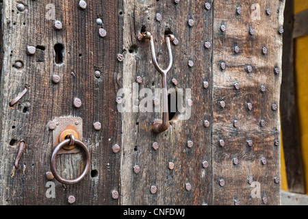 La porte de chêne cloutée à l'entrée du château de Stokesay dans Shropshire Banque D'Images