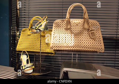 Sacs à main Prada de luxe et de hautes chaussures de talon en vitrine dans Marina Bay Sands, Singapour Banque D'Images
