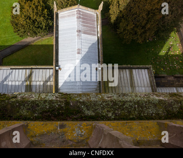 Toit de l'église et le cimetière pris à partir de la toiture du clocher de l'église paroissiale de Saint-Laurent dans la région de Ludlow Banque D'Images