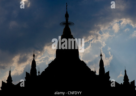 Mahanthtoo Kanthat Pagode, Pyin Oo Lwin, Birmanie. Silhouette de stupa against sky Banque D'Images